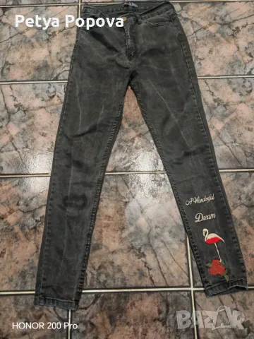 Дънки с бродерия на крачола