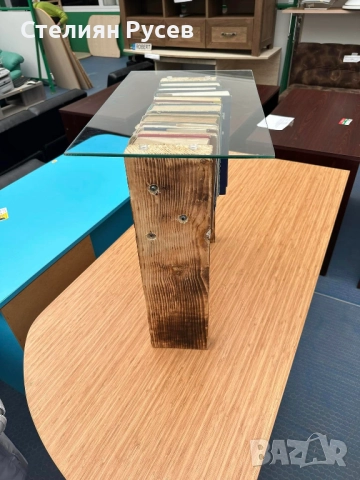 интересна маса / масичка -цена 70лв или 35,79 евро   смр -дървени крака 52/32см е стъклото/ 52см вис, снимка 4 - Маси - 52028065