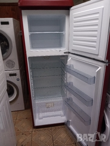 Хладилник с камера ретро дизайн цвят бордо с две години гаранция!, снимка 4 - Хладилници - 52396512