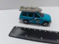 Jeep Grand Cherokee с лодка/сал на покрива на марката Matchbox (в мащаб около 1:58 – 1:64)., снимка 1