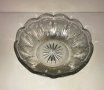 Стъклена купа ( фруктиера ) с релефни орнаменти и цвете на дъното, снимка 1 - Чинии - 34419133