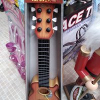 Продавам детска китара с струни, снимка 1 - Музикални играчки - 39777177