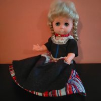 Колекционерска кукла народна носия Germany 32 см, снимка 14 - Колекции - 44477967