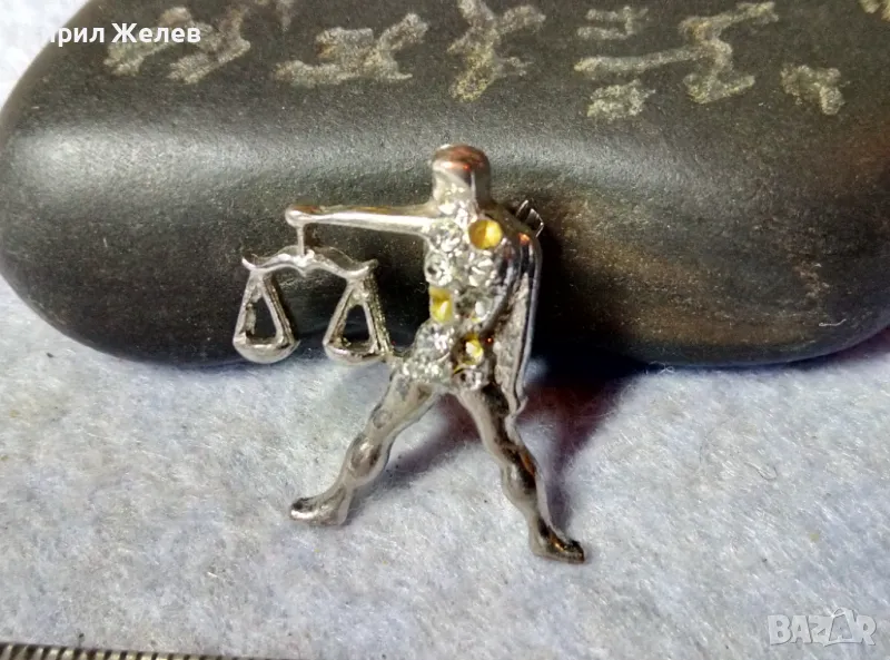 СРЕБРИСТА ФИГУРАЛНА ЗНАЧКА ЗОДИЯ ВЕЗНИ АРТ БРОШКА с КРИСТАЛЧЕТА 61121, снимка 1