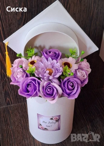 Бяла кутия шапка без чекмедже със сапунени цветя за бъдещи абитуриенти/абсолвенти👩‍🎓👨‍🎓, снимка 4 - Подаръци за жени - 50498943