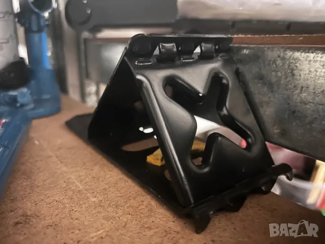 Подпирачка при смяна на гума 