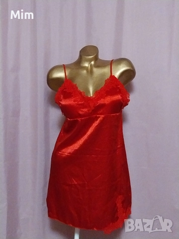 S Червена сатенена нощница 