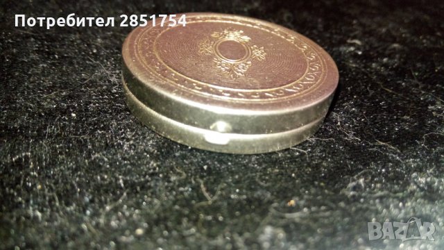 Старинна пудриера с огледалце и с оригиналния си апликатор, снимка 11 - Антикварни и старинни предмети - 31599725