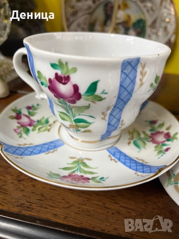 ЛФЗ червен печат Богато  украсена чаша за чай с чинийка и капак. Ръчно рисувани мотиви , снимка 7 - Антикварни и старинни предмети - 52880972