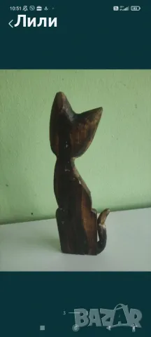  Дървена статуетка на котка.