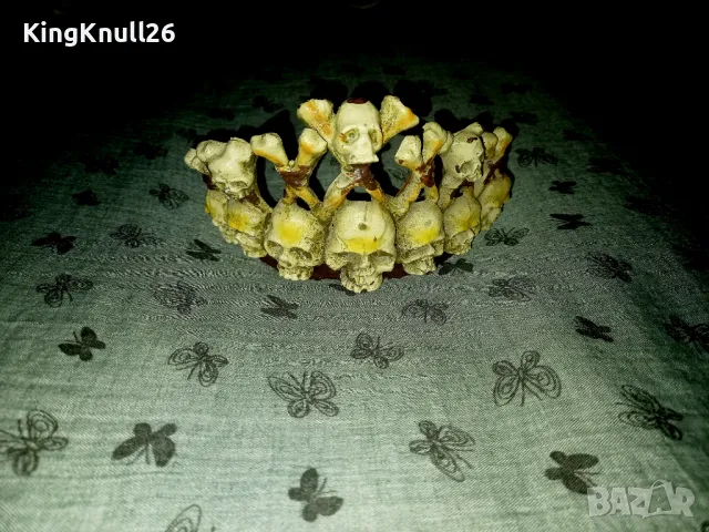 Корона с черепи 