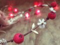 Коледно венче за глава в бяло и червено Венче със снежинки Ръчна изработка Аксесоари Венец за глава , снимка 1 - Аксесоари за коса - 38463580