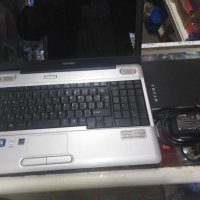 Продавам лаптоп ТОШИБА САТЕЛИТ комплект с чанта, зарйадно и батерия, снимка 1 - Лаптопи за работа - 33771429