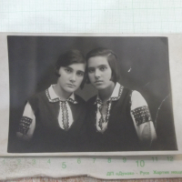Снимка стара на две съученички в народни носии, снимка 1 - Колекции - 44698299