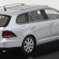 Volkswagen Golf V Variant - мащаб 1:43 на AutoArt модела е нов в PVC дисплей-кейс, снимка 2 - Колекции - 31070137