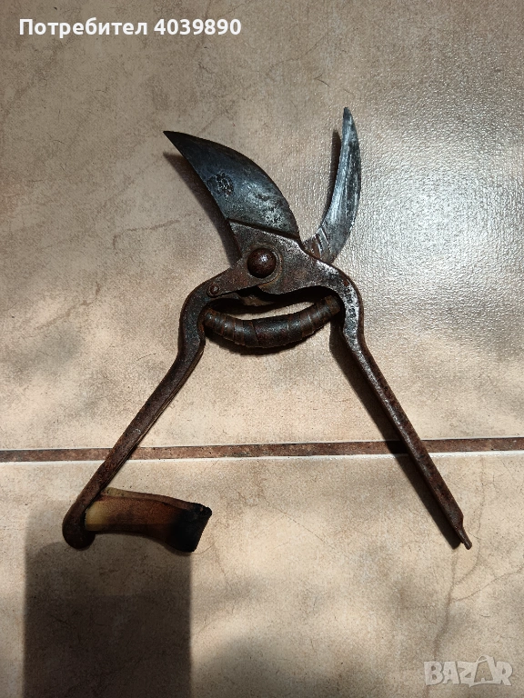 Продавам много стари лозарски ножици , снимка 1