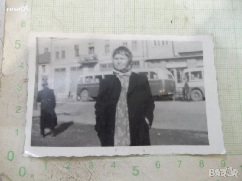 Снимка стара на жена пред автобусите, снимка 1