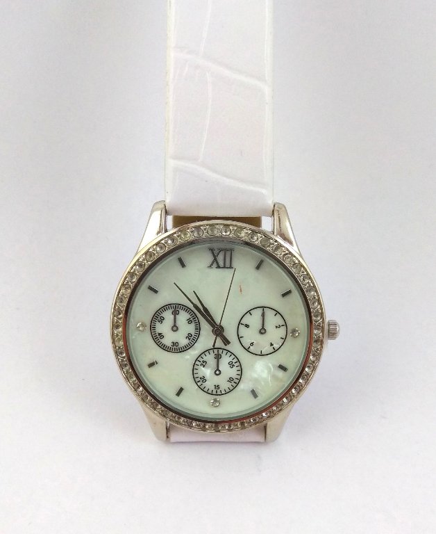 Чисто нов френски часовник с камъни в Дамски в гр. Пловдив - ID28293232 —  Bazar.bg