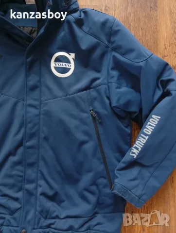 volvo trucks driver softshell jacket - ДЕБЕЛО мъжко софтшел яке НОВО БЕЗ ЕТИКЕТИ 2ХЛ, снимка 3 - Якета - 56260561