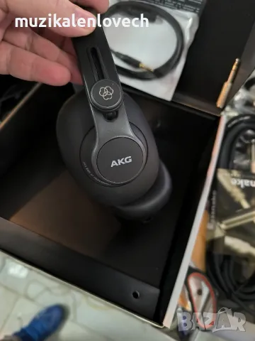 AKG K371-BT

Closed studio headphones with Bluetooth

професионални затворени слушалки, снимка 2 - Bluetooth слушалки - 48079728