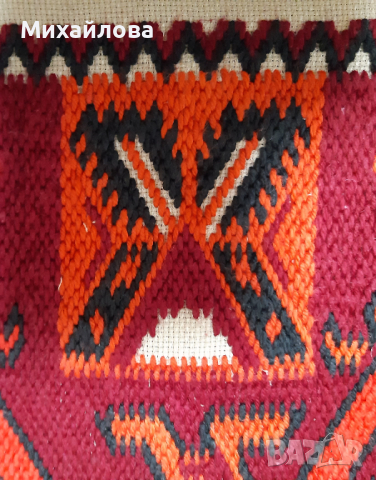 Ръчно бродирана възглавница, снимка 3 - Декорация за дома - 44621736