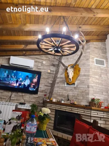 Полилеи, осветление от автентични реставрирани колела от каруца с дървени чашки , снимка 12 - Полилеи - 49455496