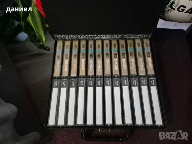 24 бр. аудио касети - 12 бр. MAXELL XLII 90 "gold" и 12 бр. TDK SA90 "gold" - като нови + подарък