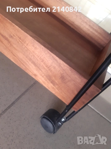 Помощна масичка Inart от орехово дърво на колелца, перфектно състояние, снимка 2 - Маси - 53536541