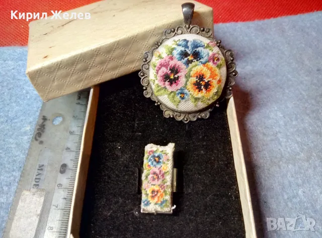 КОМПЛЕКТ РЕТРО БИЖУТА Стари МЕДАЛЬОН и ПРЪСТЕН ПОСРЕБРЕНИ с ТЕКСТИЛНА АРТ БРОДЕРИЯ 22415, снимка 2 - Антикварни и старинни предмети - 47598533