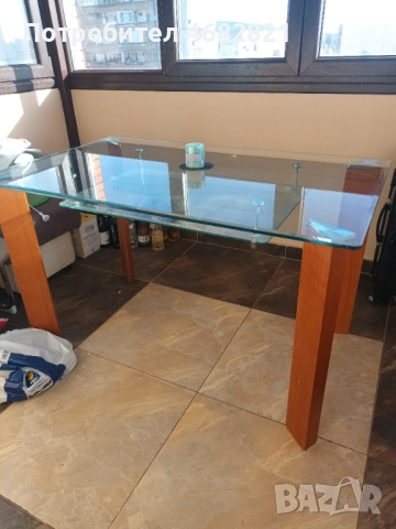 стъклена голяма красива здрава маса с дървени крака, снимка 2 - Маси - 52793958