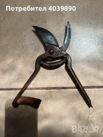 Продавам много стари лозарски ножици 