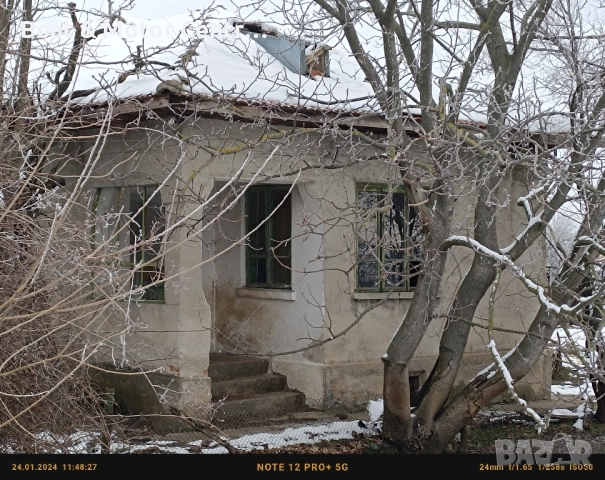 Продавам двор с къща в гр Алфатар