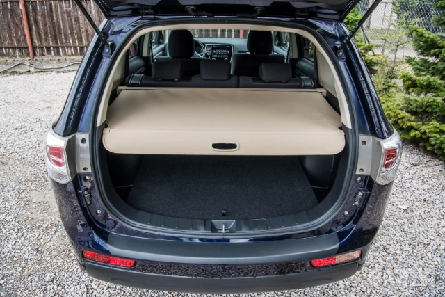 Щора за багажник Mitsubishi Outlander III 2012–2021 – бежова, алуминиева касета и PVC плат