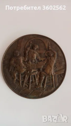 бронзово пано "мускетарска наздравица"