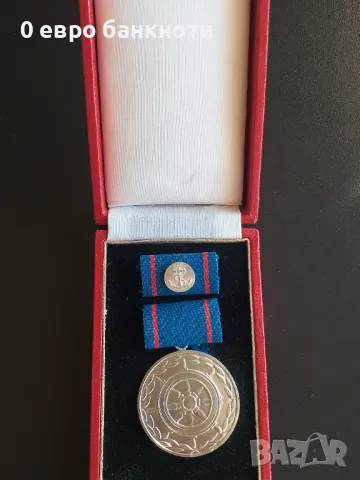 ПОСРЕБРЕН МЕДАЛ В КОМПЛЕКТ С ДОПЪЛНИТЕЛНА ЗНАЧКА - ГДР