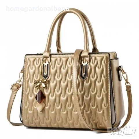 Дамска чанта – Златен блясък с практичен интериор! 👜✨