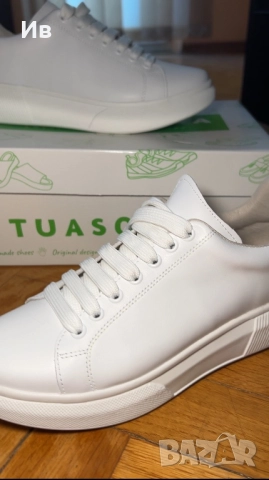 Чисто нови дамски бели маратонки