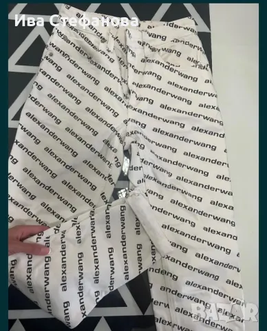 Alexander Wang нови 100% оригинални маркови бели дънки с логото на марката по целите дънки, снимка 2 - Дънки - 47954724
