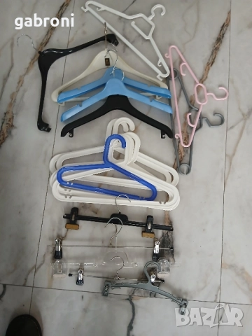 различни видове закачалки за дрехи