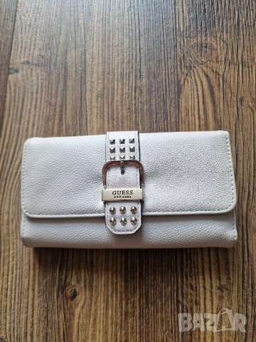 Страхотно дамско портмоне GUESS 