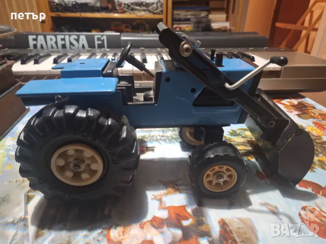 Трактор на Мир и руски камион, снимка 1