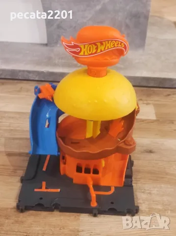 Продавам - писта Hot Wheels "Хамбургер"