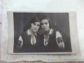 Снимка стара на две съученички в народни носии