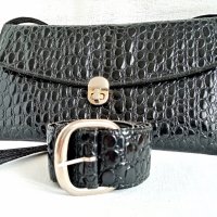 Черна лачена чанта +колан имитация на змийска кожа , снимка 1 - Чанти - 42048816