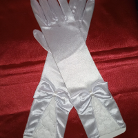 Нови бели сатенени ръкавици с панделка и дантела 37 см , снимка 1 - Ръкавици - 44802680
