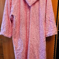 Две розови хавлиени халата за баня, размер М, единият с качулка, снимка 3 - Хавлиени кърпи - 42210424