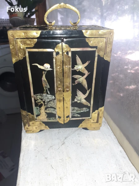 Стара лакова кутия за бижута с интарзии от седеф - Красота, снимка 1