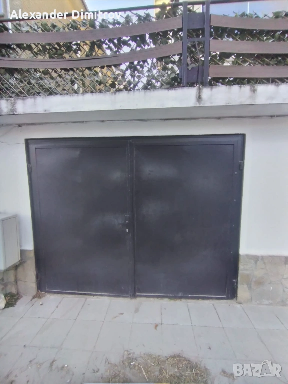 Продавам гараж с канал + офис с баня 36 кв. м кючук париж ул. Люсиен Шевалас, снимка 1