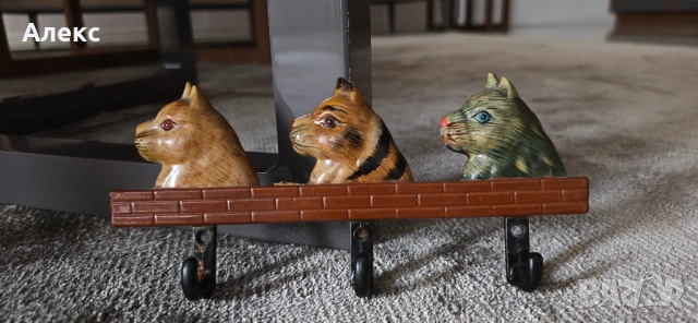 Винтидж дървена лакова закачалка, котки.