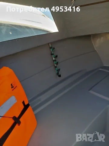 Моторна яхта EROS 430 с кабина за 4 души + Evinrude 9.8 к.с. + колесар, снимка 11 - Воден транспорт - 56137673
